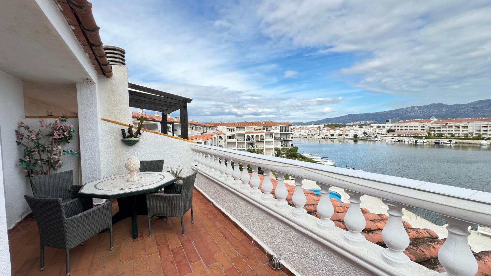 אמפוריבראבה Apartamento Gran Lago Con Vistas Al Canal מראה חיצוני תמונה