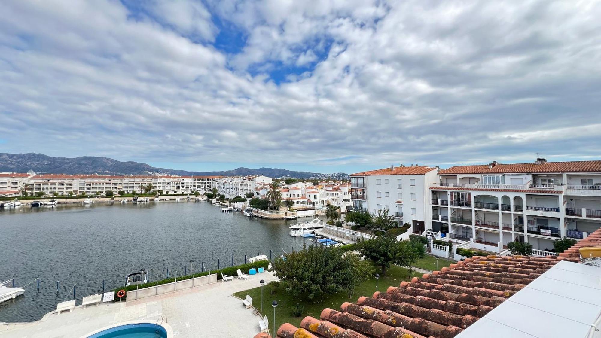 אמפוריבראבה Apartamento Gran Lago Con Vistas Al Canal מראה חיצוני תמונה