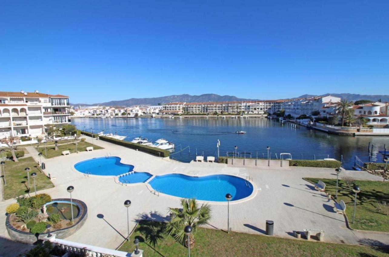 אמפוריבראבה Apartamento Gran Lago Con Vistas Al Canal מראה חיצוני תמונה