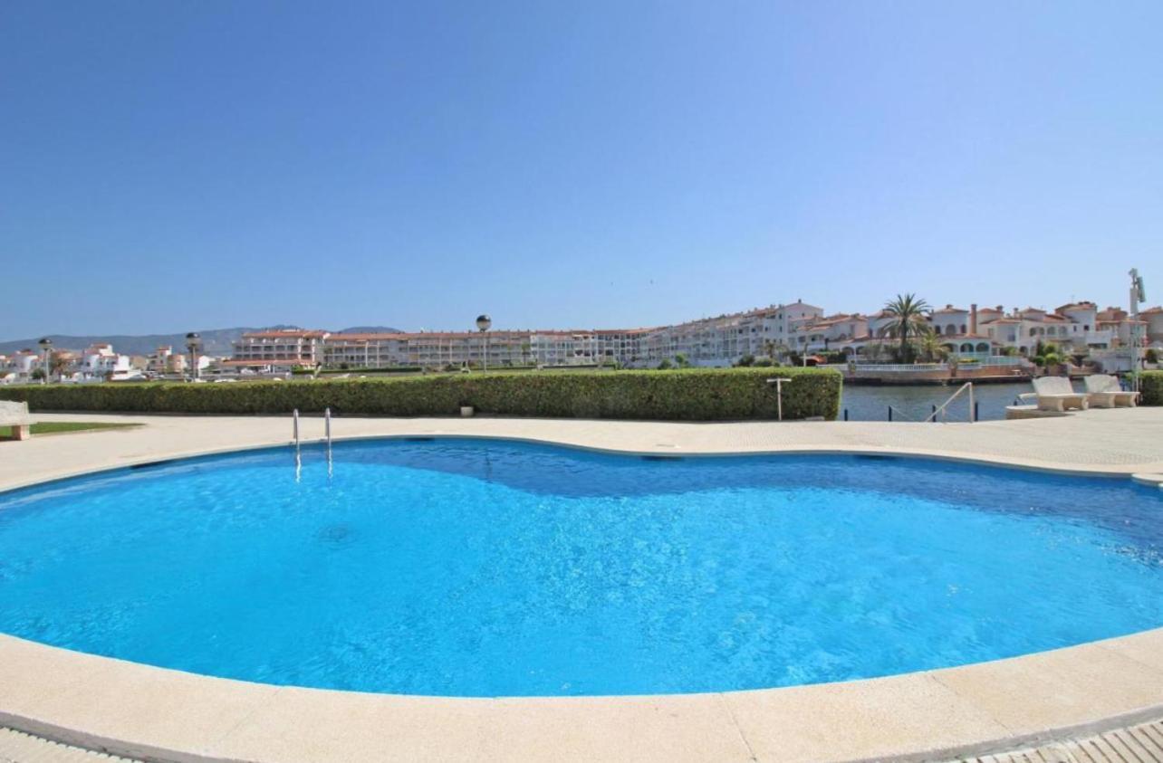 אמפוריבראבה Apartamento Gran Lago Con Vistas Al Canal מראה חיצוני תמונה